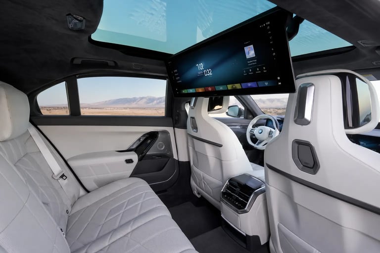 Banco traseiro do BMW Série 7 2027 com TV de 31 polegadas, acabamento premium e interior de luxo