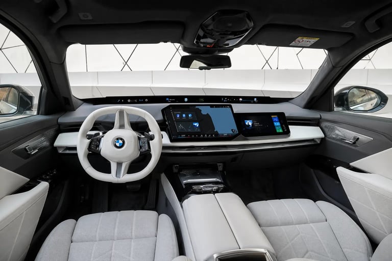 Interior futurista do BMW Série 7 com telas digitais e acabamento de alto luxo