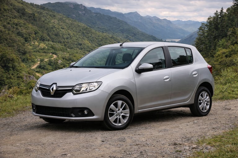 carro grande e barato renault sandero prata hatch espaçoso em estrada
