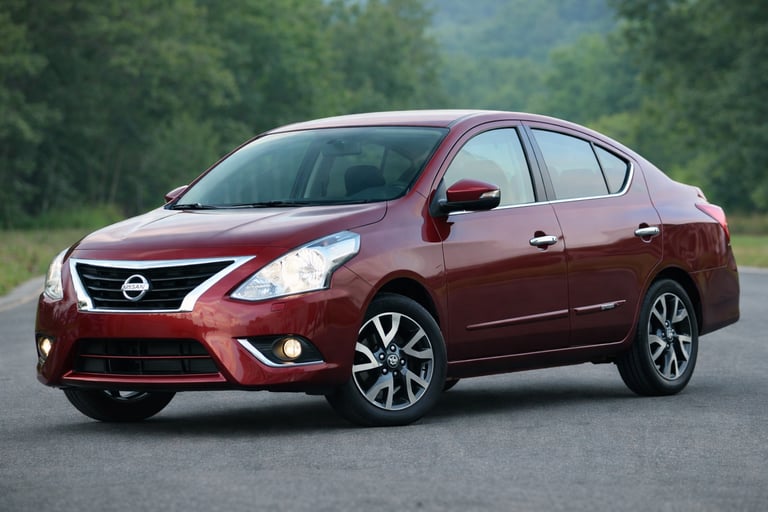 carro grande e barato sedan azul escuro moderno espaçoso na estrada