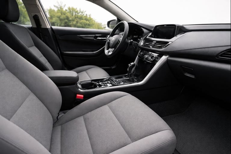 Interior de carro usado limpo e organizado, com painel, volante e bancos em bom estado.