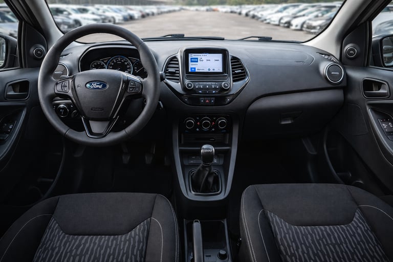 Interior do Ford Ka com painel, volante multifuncional e central multimídia em destaque, visto do ba