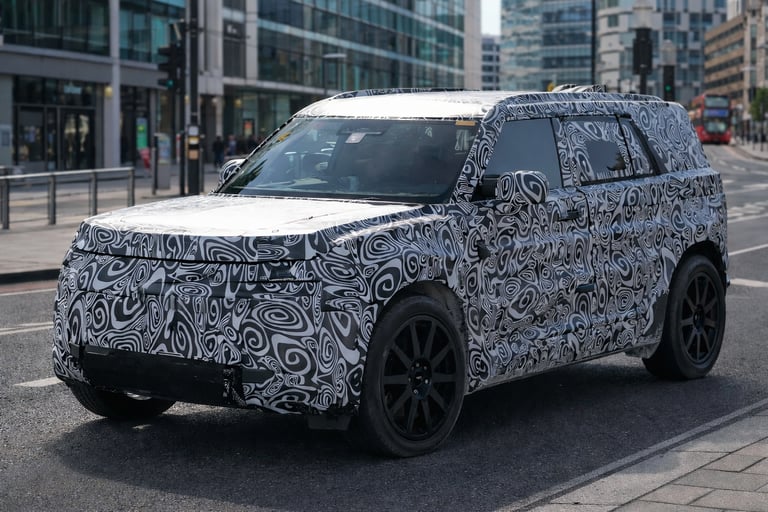 Protótipo camuflado do novo Land Rover Defender Sport elétrico em testes urbanos