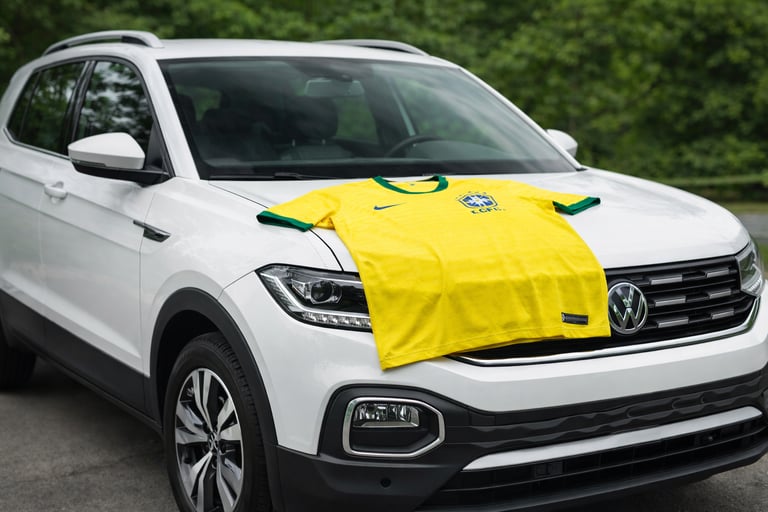 T-Cross Copa do Mundo 2026 branco com camisa da Seleção Brasileira sobre o capô