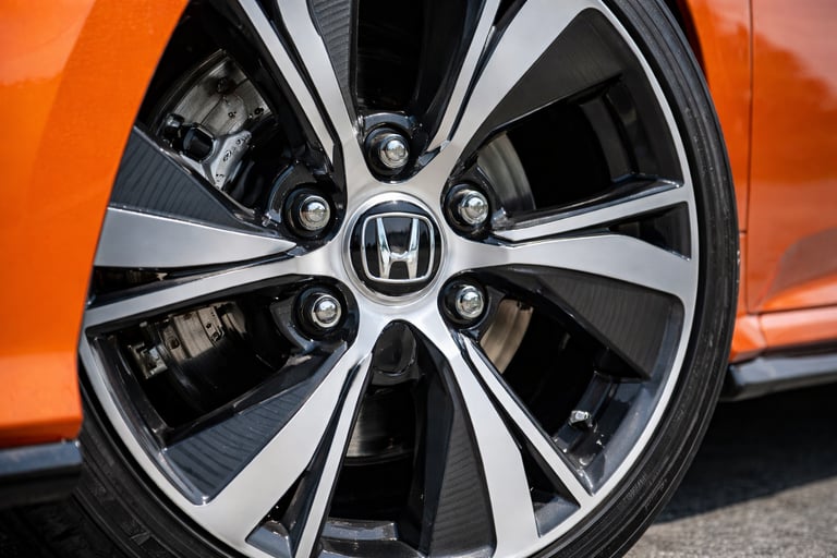 Close na roda do Honda Civic envolvido no recall de 46 mil Honda Civics na Europa