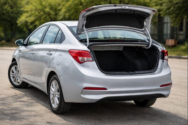 hb20s estacionado com o porta malas aberto