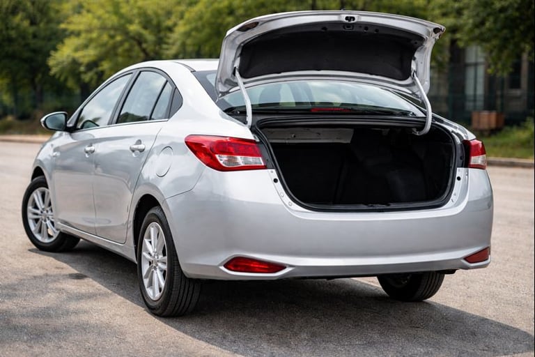 yaris sedan estacionado com porta malas aberto