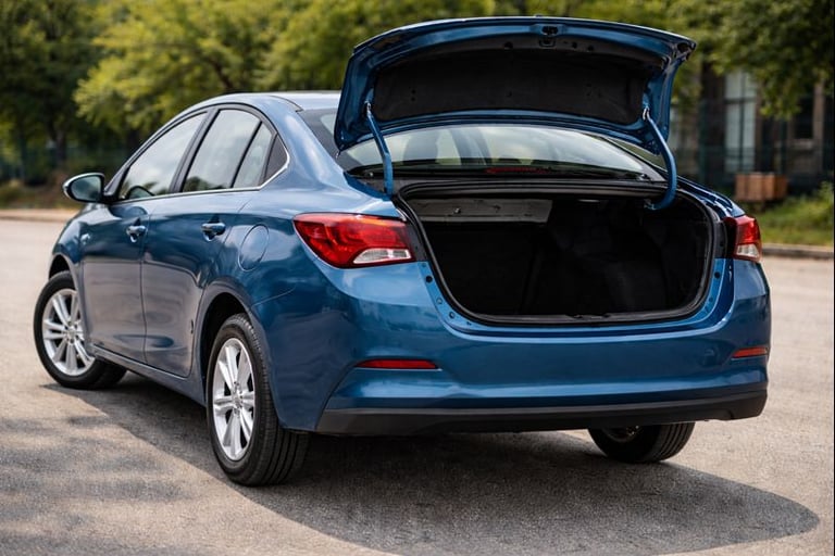 onix plus estacionado com porta malas aberto