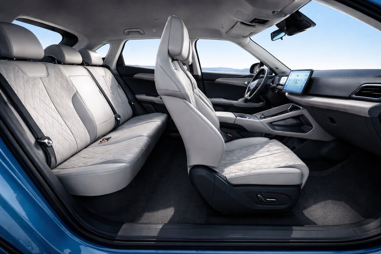 Interior do Yuan Pro híbrido flex com bancos em couro claro, painel digital moderno