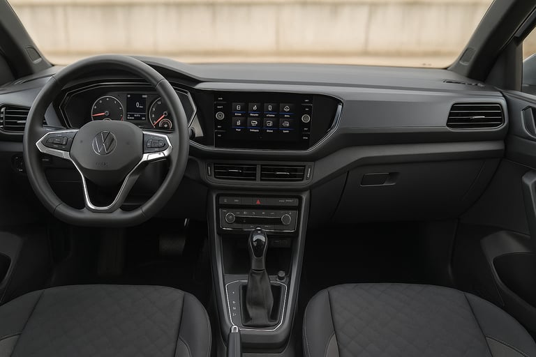 Interior de modelos Volkswagen usados – acabamento, volante multifuncional e central multimídia