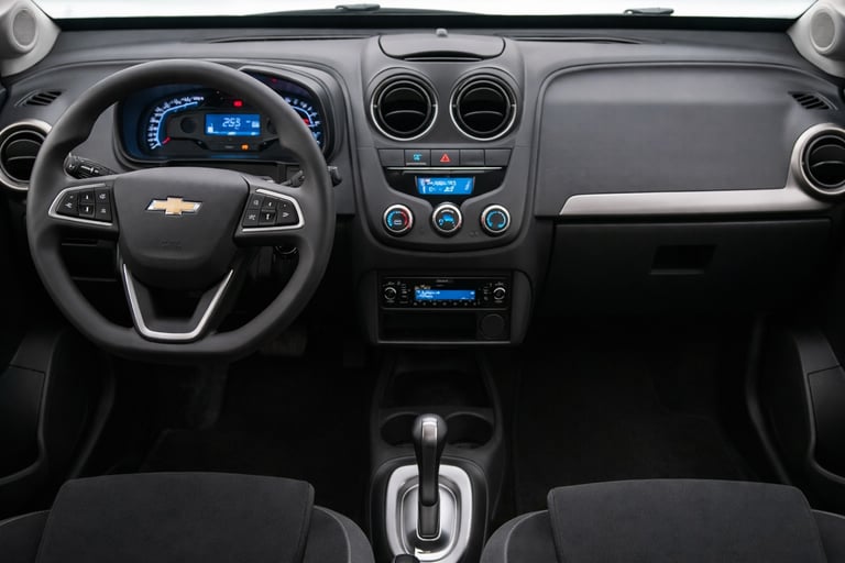 Interior do Chevrolet Agile 2014 com painel completo destacando conforto