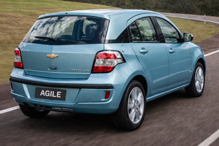 Chevrolet Agile 2014 traseira lateral em movimento na estrada destacando design