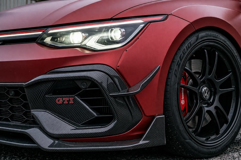 detalhe frontal do Golf GTI Monster com design agressivo e inspiração no GR Yaris
