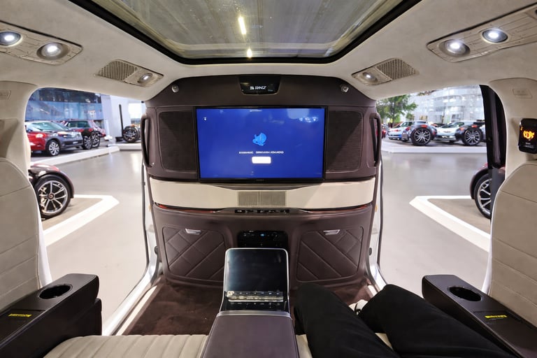 tela traseira da minivan de luxo BYD Denza D9 com sistema de entretenimento premium