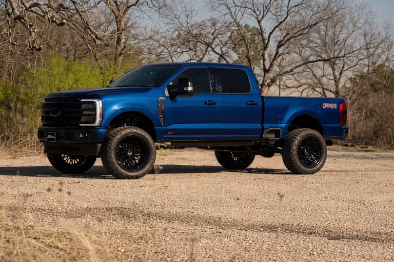 F-250 modificada com lift e rodas grandes em visual off-road premium
