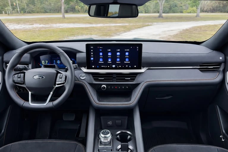 Interior do Ford Explorer 2026 com painel digital, central multimídia e acabamento moderno