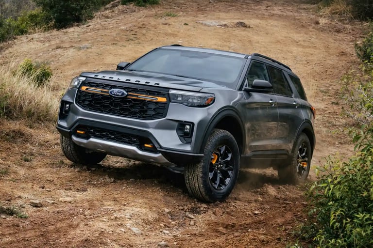 Ford Explorer 2026 Tremor cinza enfrentando trilha off-road com pneus todo-terreno e suspensão