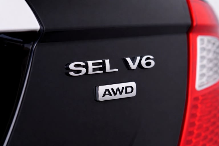 Emblema SEL V6 AWD do Ford Fusion 2012 V6 destacando sedan de luxo com motor 243 cv