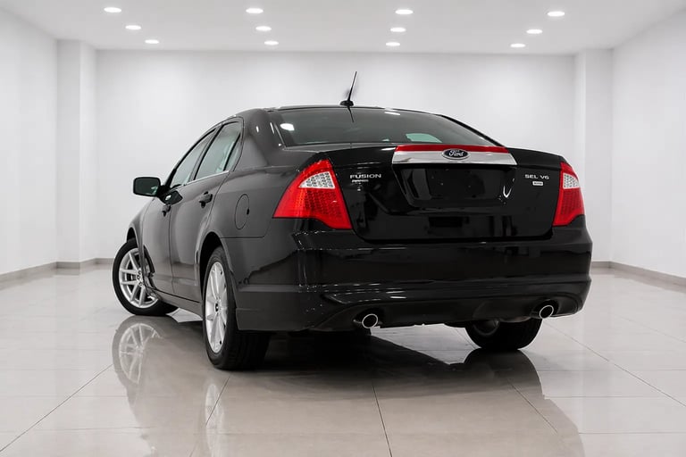 Ford Fusion 2012 V6 traseira em showroom interno destacando sedan de luxo com motor 243 cv