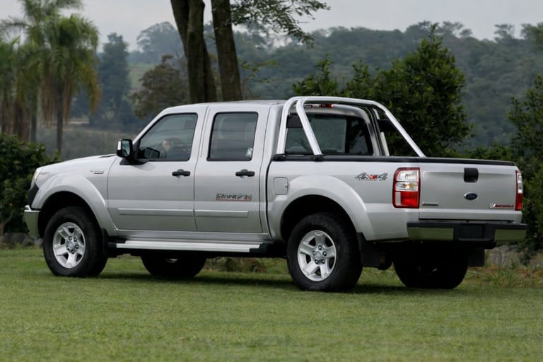 Ford Ranger 2010 prata cabine dupla 4x4 vista traseira em ambiente rural