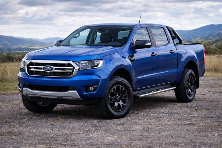 Ford Ranger 2018 azul cabine dupla 4x4 em estrada com visual moderno
