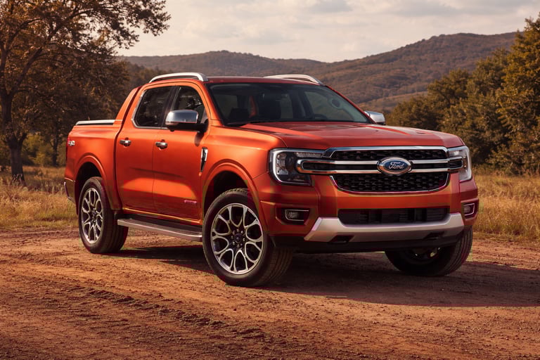 Ford Ranger 2024 vermelha nova geração em estrada de terra com design moderno