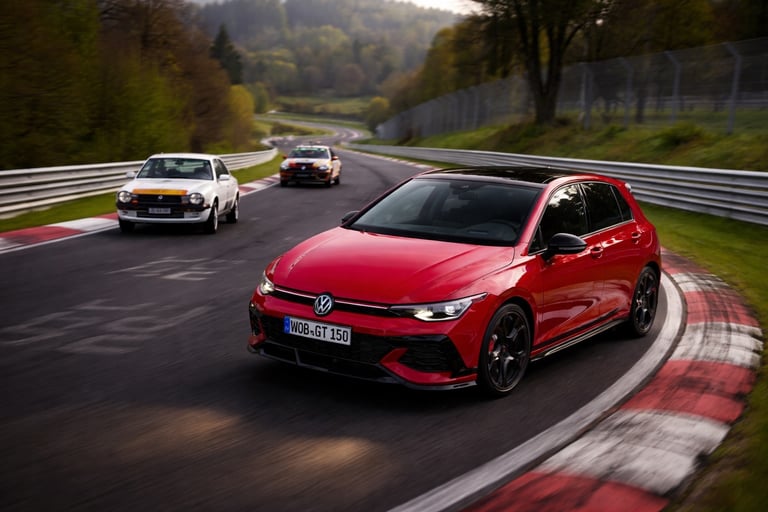 Golf GTI 2026 em pista de corrida mostrando desempenho e estratégia da Volkswagen