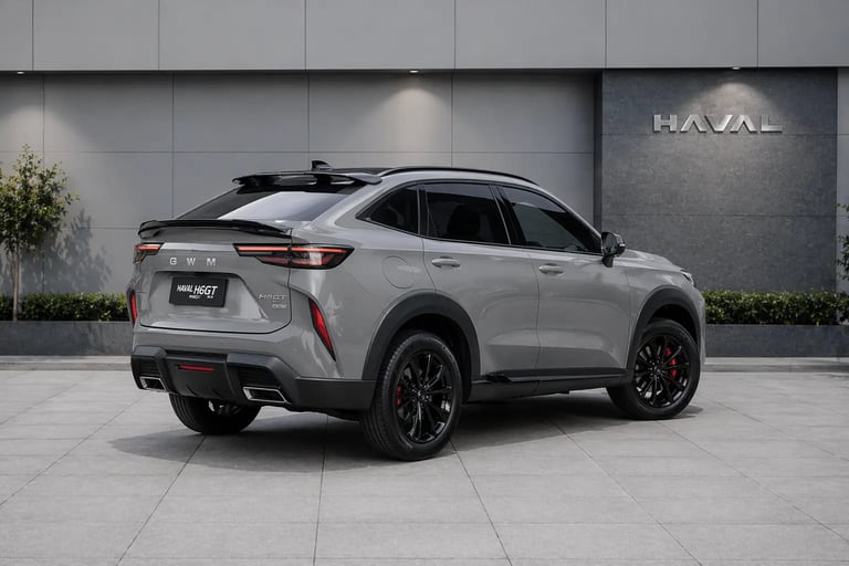 novo haval h6gt híbrido plug-in com autonomia de 1100 km visto de traseira em showroom