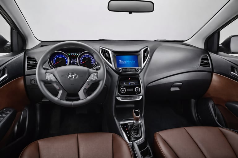 interior do HB20X automático usado 2015 com painel e central multimídia