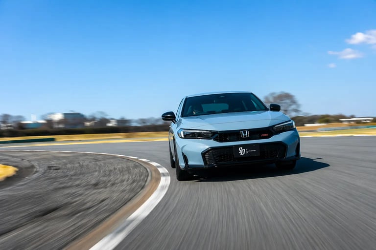 Honda Civic e:HEV RS 2027 em curva mostrando desempenho do sistema híbrido com S+ Shift