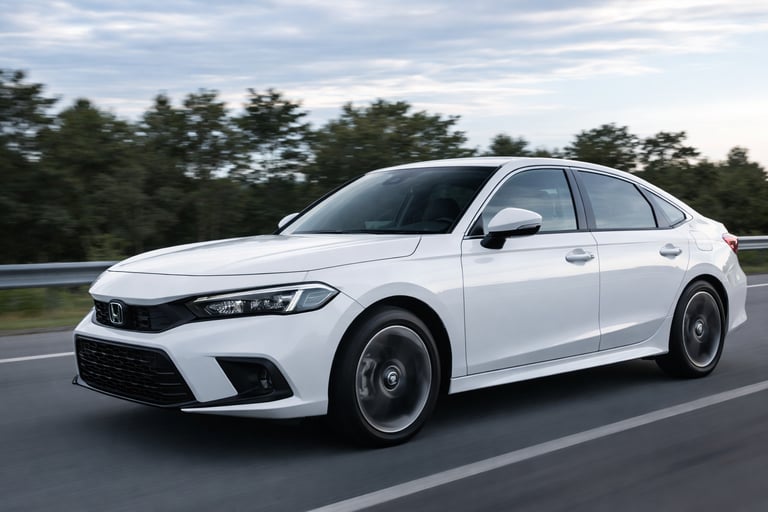 Honda Civic sedan híbrido com alta eficiência de combustível rodando na estrada no Brasil
