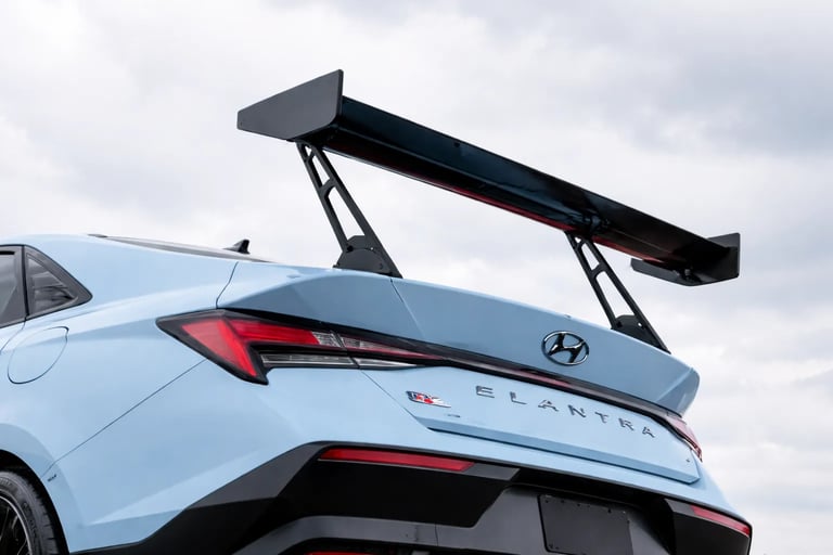 asa traseira em fibra de carbono do Hyundai Elantra N TCR com 286 cv pronto para a pista