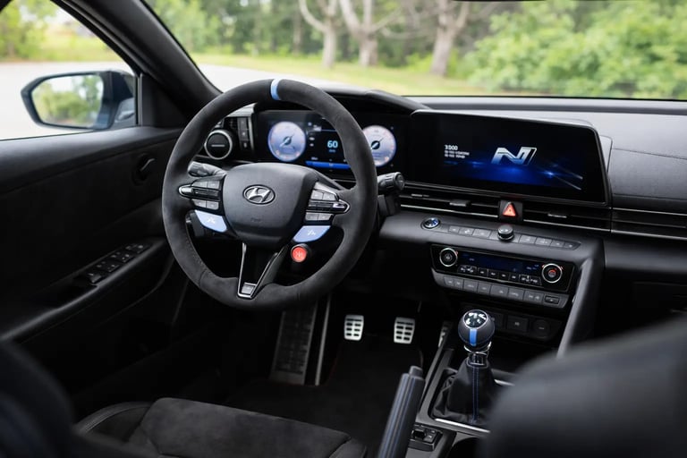 interior do Hyundai Elantra N TCR com 286 cv pronto para a pista com painel esportivo e câmbio manua
