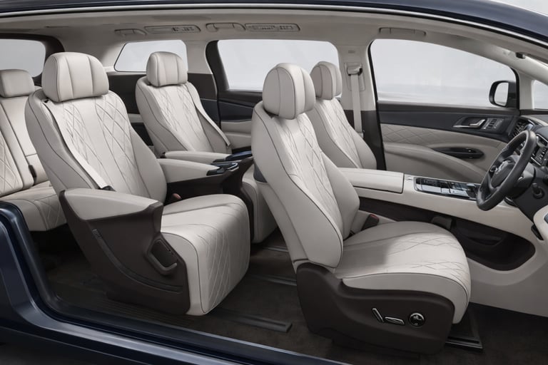 interior da minivan de luxo BYD Denza D9 2026 com bancos premium e acabamento sofisticado
