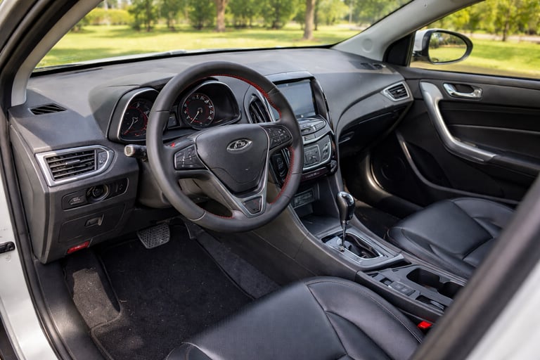 Interior do sedã turbo 2021 da CAOA Arrizo 5 automático com câmbio CVT e central multimídia