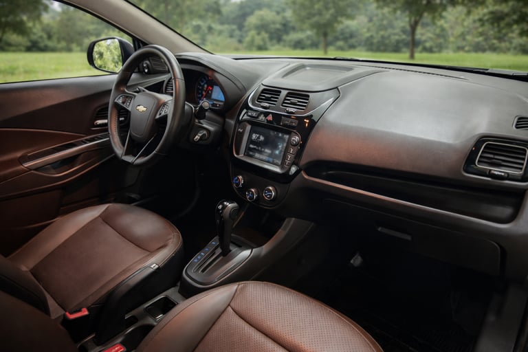 Interior do Cobalt Elite 2017 automático com bancos em couro e central multimídia MyLink