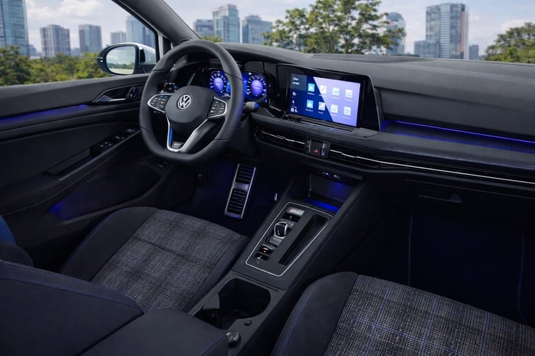 Interior do Volkswagen Golf GTE 2020 com painel digital, multimídia moderna