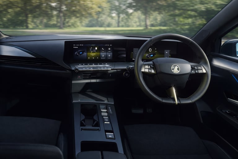 Interior do Novo Astra 2026 com painel digital e duas telas multimídia