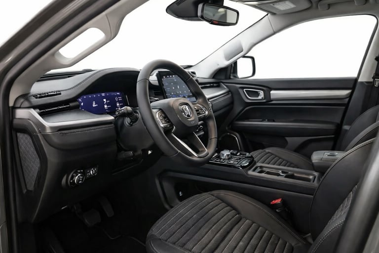 Interior da Ram Rampage 2027 com painel digital, multimídia e acabamento premium