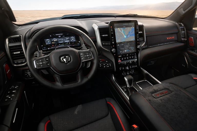 Interior da Ram TRX 777 cavalos com painel digital e multimídia premium