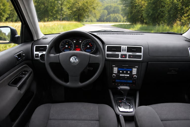 Interior Volkswagen Bora com painel e volante, visão do motorista em estrada