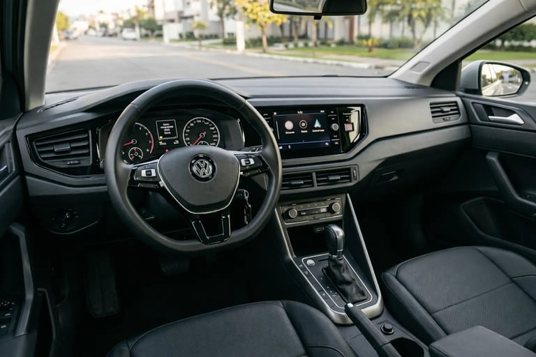 Interior do Volkswagen Virtus 2020 com painel, volante multifuncional e câmbio automático em destaqu