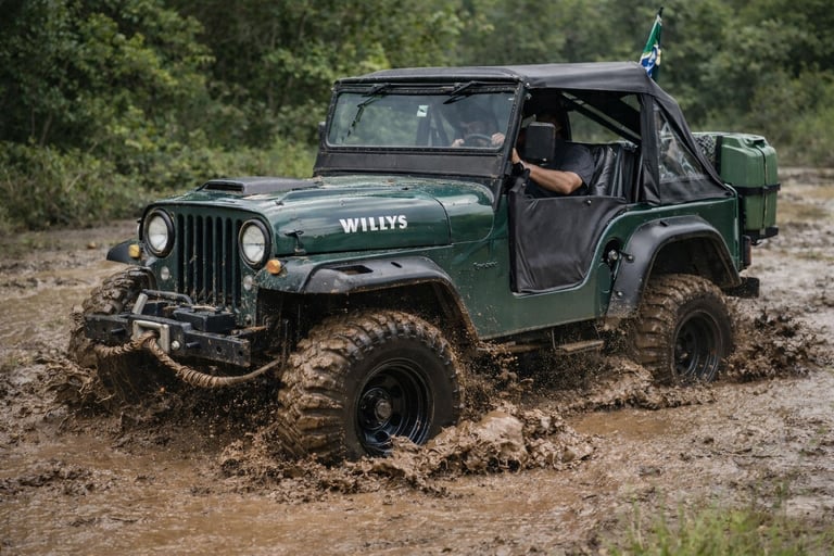 Jeep Willys 4x4 clássico em trilha pesada com lama no interior do Brasil