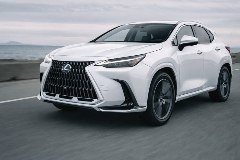 Lexus NX 450h+ branco SUV híbrido de luxo rodando na estrada com design moderno e premium