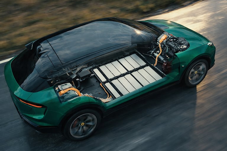 Lotus For Me híbrido com destaque para bateria elétrica e motor em movimento