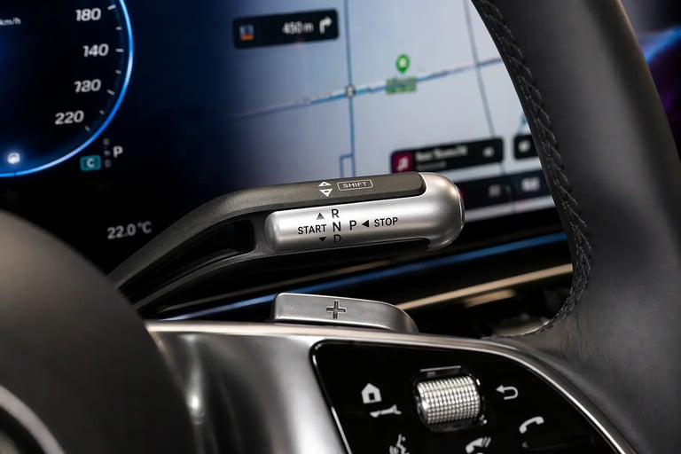 detalhe da alavanca de câmbio do Mercedes GLC L EV elétrico 800V com painel digital ao fundo