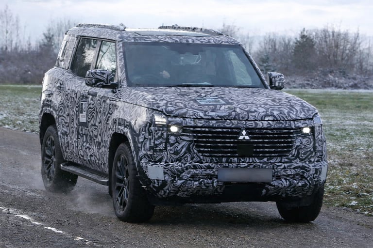 Mitsubishi Pajero 2026 em teste camuflado rodando em estrada fria