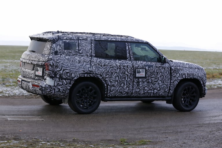 Mitsubishi Pajero 2026 camuflado em teste lateral na estrada