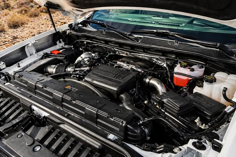 Motor V8 5.3 da Chevrolet Silverado Trail Boss 2026 com capô aberto em ambiente off-road