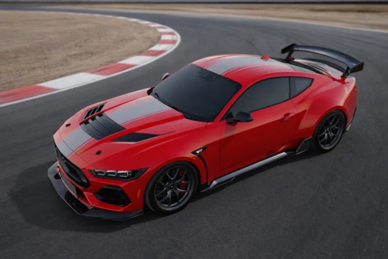 Mustang Dark Horse vermelho em pista de corrida com visual esportivo e aerofólio traseiro destacado